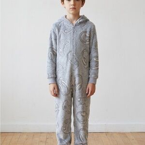 Children Place Boys Medium (7-8) Plush Hooded Onesie in Light Gray Flaw Hole Pic